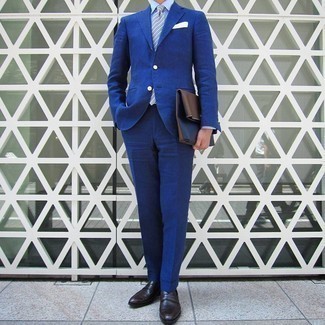 Weiße und rote horizontal gestreifte Krawatte kombinieren – 27 Herren Outfits: Kombinieren Sie einen blauen Anzug mit einer weißen und roten horizontal gestreiften Krawatte für eine klassischen und verfeinerte Silhouette. Suchen Sie nach leichtem Schuhwerk? Entscheiden Sie sich für dunkelbraunen Leder Slipper für den Tag.