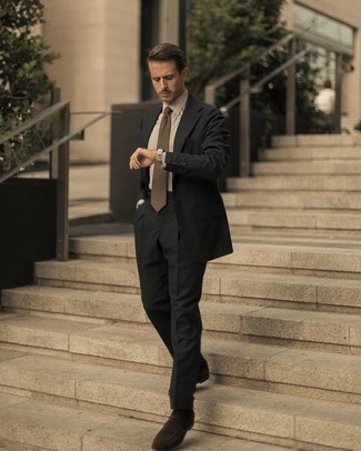 Braune Krawatte kombinieren – 500+ Herren Outfits warm Wetter: Erwägen Sie das Tragen von einem schwarzen Anzug und einer braunen Krawatte für eine klassischen und verfeinerte Silhouette. Fühlen Sie sich mutig? Entscheiden Sie sich für dunkelbraunen Wildleder Slipper.