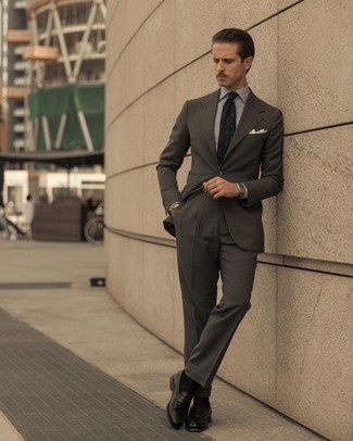 Dunkelgrauen Anzug kombinieren – 500+ Herren Outfits: Vereinigen Sie einen dunkelgrauen Anzug mit einem weißen und schwarzen vertikal gestreiften Businesshemd für eine klassischen und verfeinerte Silhouette. Vervollständigen Sie Ihr Look mit schwarzen Leder Slippern.