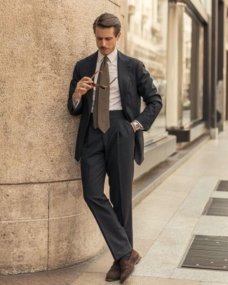 Dunkelbraune bedruckte Krawatte kombinieren – 274 Herren Outfits: Etwas Einfaches wie die Wahl von einem dunkelgrauen Anzug und einer dunkelbraunen bedruckten Krawatte kann Sie von der Menge abheben. Wählen Sie die legere Option mit braunen Wildleder Slippern.