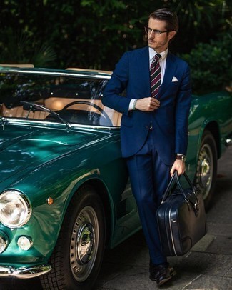 Aktentasche kombinieren – 500+ Herren Outfits: Kombinieren Sie einen dunkelblauen Anzug mit einer Aktentasche, um einen lockeren, aber dennoch stylischen Look zu erhalten. Setzen Sie bei den Schuhen auf die klassische Variante mit schwarzen Leder Slippern.