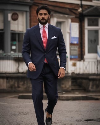 Dunkelrote Krawatte mit Paisley-Muster kombinieren – 88 Herren Outfits: Kombinieren Sie einen dunkelblauen Anzug mit einer dunkelroten Krawatte mit Paisley-Muster für eine klassischen und verfeinerte Silhouette. Wählen Sie die legere Option mit schwarzen Leder Slippern.