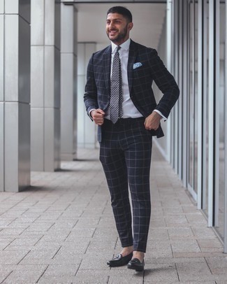 Türkises Einstecktuch kombinieren – 246 Elegante Herren Outfits: Kombinieren Sie einen dunkelblauen Anzug mit Karomuster mit einem türkisen Einstecktuch für einen bequemen Alltags-Look. Schwarze Leder Slipper sind eine einfache Möglichkeit, Ihren Look aufzuwerten.
