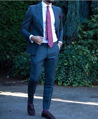 Violette horizontal gestreifte Socken kombinieren – 12 Herren Outfits: Kombinieren Sie einen dunkelblauen Anzug mit violetten horizontal gestreiften Socken, um einen lockeren, aber dennoch stylischen Look zu erhalten. Putzen Sie Ihr Outfit mit schwarzen Leder Slippern.
