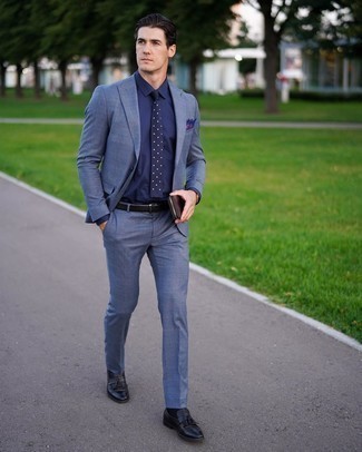 Wie blauen Anzug mit Karomuster mit schwarzer Leder Slipper zu kombinieren – 8 Elegante Herren Outfits: Entscheiden Sie sich für einen blauen Anzug mit Karomuster und ein dunkelblaues Businesshemd für einen stilvollen, eleganten Look. Ergänzen Sie Ihr Look mit schwarzen Leder Slippern.