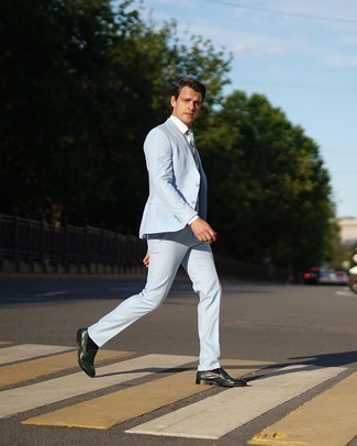 Dunkelgrüne Leder Slipper kombinieren – 28 Elegante Herren Outfits: Kombinieren Sie einen hellblauen Anzug mit einem weißen Businesshemd für eine klassischen und verfeinerte Silhouette. Suchen Sie nach leichtem Schuhwerk? Ergänzen Sie Ihr Outfit mit dunkelgrünen Leder Slippern für den Tag.