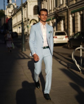 Olivgrüne Leder Slipper kombinieren – 70 Herren Outfits: Entscheiden Sie sich für einen hellblauen Anzug und ein weißes Businesshemd für eine klassischen und verfeinerte Silhouette. Fühlen Sie sich ideenreich? Wählen Sie olivgrünen Leder Slipper.