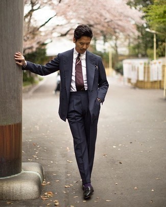 Dunkelrote Krawatte kombinieren – 500+ Herren Outfits: Kombinieren Sie einen dunkelblauen Anzug mit einer dunkelroten Krawatte für einen stilvollen, eleganten Look. Fühlen Sie sich ideenreich? Komplettieren Sie Ihr Outfit mit schwarzen Leder Slippern.