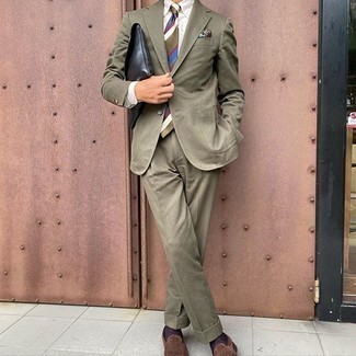 Dunkelgrüne bedruckte Krawatte kombinieren – 159 Elegante Herren Outfits: Tragen Sie einen olivgrünen Anzug und eine dunkelgrüne bedruckte Krawatte für eine klassischen und verfeinerte Silhouette. Braune Wildleder Slipper liefern einen wunderschönen Kontrast zu dem Rest des Looks.