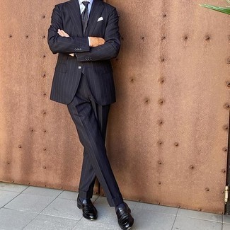 dunkelblauer vertikal gestreifter Anzug, hellblaues vertikal gestreiftes Businesshemd, schwarze Leder Slipper, dunkelblaue Krawatte mit Paisley-Muster für Herren