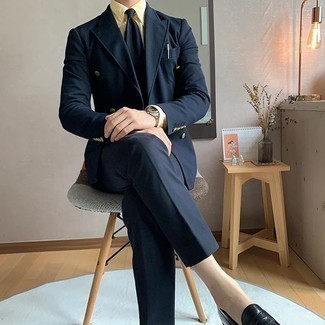 30 Jährige: Schwarze Leder Slipper kombinieren – 500+ Sommer Herren Outfits: Entscheiden Sie sich für einen klassischen Stil in einem dunkelblauen Anzug und einem gelben Businesshemd. Fühlen Sie sich ideenreich? Wählen Sie schwarzen Leder Slipper. Schon haben wir ein trendiges Outfit im Sommer.