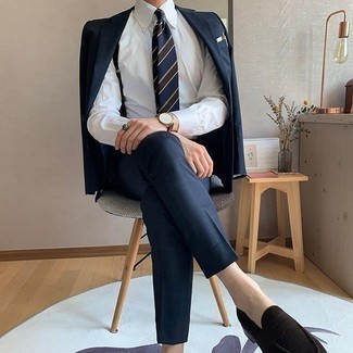 Dunkelbraune Lederuhr kombinieren – 500+ Elegante Herren Outfits warm Wetter: Kombinieren Sie einen dunkelblauen Anzug mit einer dunkelbraunen Lederuhr für ein Alltagsoutfit, das Charakter und Persönlichkeit ausstrahlt. Putzen Sie Ihr Outfit mit dunkelbraunen Wildleder Slippern.
