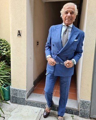 60 Jährige: Weißes und blaues Einstecktuch kombinieren – 230 Herren Outfits: Kombinieren Sie einen blauen Anzug mit einem weißen und blauen Einstecktuch für einen bequemen Alltags-Look. Fühlen Sie sich mutig? Ergänzen Sie Ihr Outfit mit dunkelbraunen Leder Slippern mit Fransen.