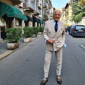 60 Jährige: Braune Leder Slipper kombinieren – 64 Herren Outfits: Vereinigen Sie einen hellbeige Anzug mit einem hellblauen Businesshemd für einen stilvollen, eleganten Look. Fühlen Sie sich ideenreich? Komplettieren Sie Ihr Outfit mit braunen Leder Slippern.