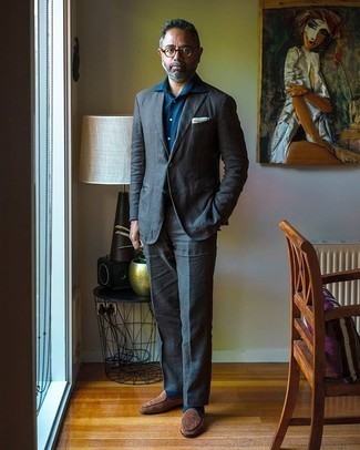 50 Jährige: Welche Slipper mit dunkelgrauen Anzuges zu tragen – 19 Elegante Herren Outfits: Kombinieren Sie einen dunkelgrauen Anzug mit einem dunkelblauen Businesshemd für eine klassischen und verfeinerte Silhouette. Wenn Sie nicht durch und durch formal auftreten möchten, vervollständigen Sie Ihr Outfit mit Slippern.