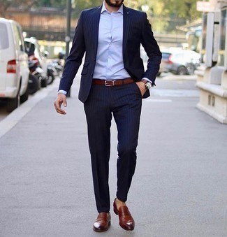 Welche Anzüge mit brauner Slipper zu tragen – 500+ Herren Outfits: Geben Sie den bestmöglichen Look ab in einem Anzug und einem hellblauen Businesshemd. Suchen Sie nach leichtem Schuhwerk? Vervollständigen Sie Ihr Outfit mit braunen Slippern für den Tag.