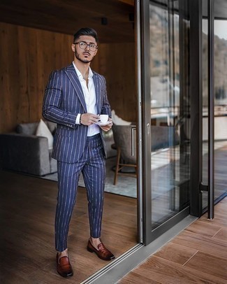 Braune Leder Slipper kombinieren – 1200+ Elegante Herren Outfits: Kombinieren Sie einen dunkelblauen vertikal gestreiften Anzug mit einem weißen Businesshemd für einen stilvollen, eleganten Look. Braune Leder Slipper sind eine ideale Wahl, um dieses Outfit zu vervollständigen.