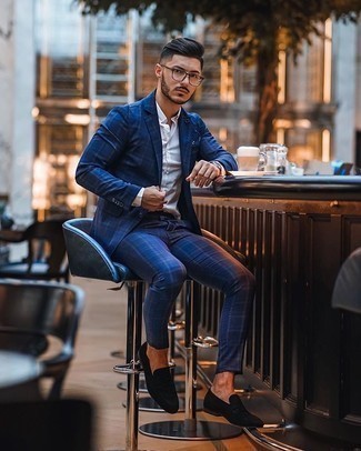 30 Jährige: Blauen Anzug mit Schottenmuster kombinieren – 79 Herren Outfits: Entscheiden Sie sich für einen blauen Anzug mit Schottenmuster und ein weißes Businesshemd für einen stilvollen, eleganten Look. Schwarze Wildleder Slipper sind eine kluge Wahl, um dieses Outfit zu vervollständigen.