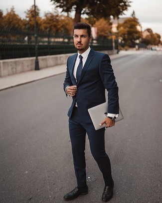Welche Businesshemden mit schwarzer Slipper zu tragen – 500+ Herren Outfits warm Wetter: Erwägen Sie das Tragen von einem Businesshemd und einem dunkelblauen Anzug für einen stilvollen, eleganten Look. Suchen Sie nach leichtem Schuhwerk? Vervollständigen Sie Ihr Outfit mit schwarzen Slippern für den Tag.