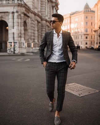 Welche Slipper mit dunkelgrauen Anzuges zu tragen – 500+ Herren Outfits: Geben Sie den bestmöglichen Look ab in einem dunkelgrauen Anzug und einem weißen Businesshemd. Bringen Sie die Dinge durcheinander, indem Sie Slipper mit diesem Outfit tragen.
