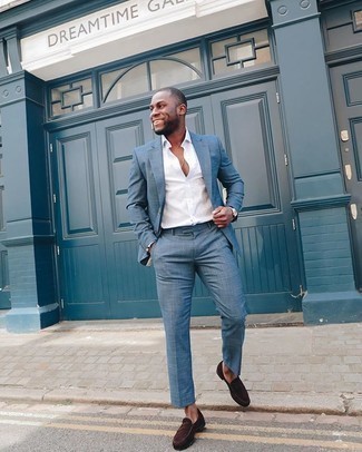 Welche Slipper mit blauen Anzuges zu tragen – 792+ Herren Outfits: Tragen Sie einen blauen Anzug und ein weißes Businesshemd für einen stilvollen, eleganten Look. Fühlen Sie sich mutig? Ergänzen Sie Ihr Outfit mit Slippern.