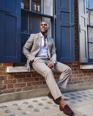 Welche Anzüge mit brauner Slipper zu tragen – 500+ Herren Outfits: Geben Sie den bestmöglichen Look ab in einem Anzug und einem weißen Businesshemd. Fühlen Sie sich mutig? Vervollständigen Sie Ihr Outfit mit braunen Slippern.