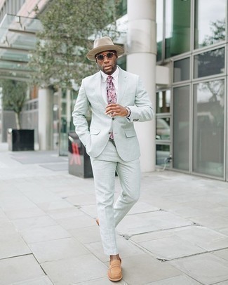 Mintgrünen Anzug kombinieren – 38 Herren Outfits: Geben Sie den bestmöglichen Look ab in einem mintgrünen Anzug und einem weißen Businesshemd. Wenn Sie nicht durch und durch formal auftreten möchten, vervollständigen Sie Ihr Outfit mit beige Wildleder Slippern.
