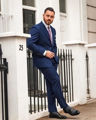 Lila Krawatte kombinieren – 412 Herren Outfits: Entscheiden Sie sich für einen klassischen Stil in einem dunkelblauen Anzug und einer lila Krawatte. Wenn Sie nicht durch und durch formal auftreten möchten, wählen Sie schwarzen Leder Slipper.
