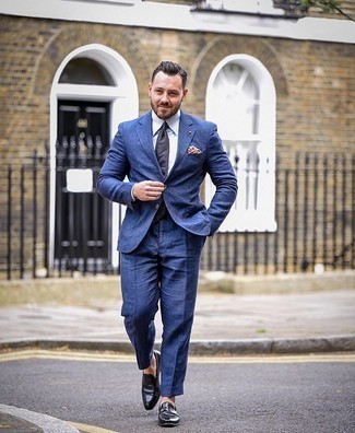 Hellbeige Einstecktuch kombinieren – 500+ Herren Outfits: Erwägen Sie das Tragen von einem blauen Anzug und einem hellbeige Einstecktuch für ein großartiges Wochenend-Outfit. Schwarze Leder Slipper sind eine einfache Möglichkeit, Ihren Look aufzuwerten.