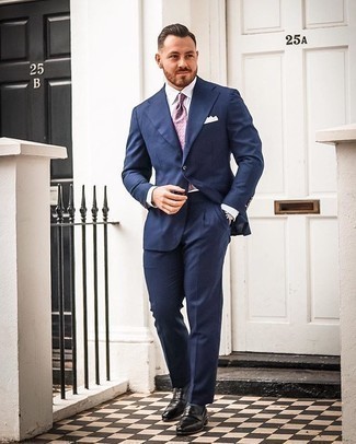 Lila bedruckte Krawatte kombinieren – 79 Herren Outfits warm Wetter: Kombinieren Sie einen dunkelblauen Anzug mit einer lila bedruckten Krawatte, um vor Klasse und Perfektion zu strotzen. Schwarze Leder Slipper leihen Originalität zu einem klassischen Look.
