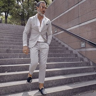 Schwarze Samt Slipper kombinieren – 143 Sommer Herren Outfits: Kombinieren Sie einen grauen Anzug mit einem weißen Businesshemd, um vor Klasse und Perfektion zu strotzen. Fühlen Sie sich mutig? Wählen Sie schwarzen Samt Slipper. Schon haben wir ein cooles Outfit im Sommer.