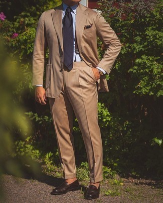 40 Jährige: Wie Businesshemd mit Anzuges zu kombinieren – 465 Herren Outfits: Kombinieren Sie einen Anzug mit einem Businesshemd für eine klassischen und verfeinerte Silhouette. Fühlen Sie sich mutig? Vervollständigen Sie Ihr Outfit mit dunkelbraunen Leder Slippern.