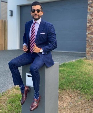 Dunkelrote Leder Slipper kombinieren – 500+ Herren Outfits: Erwägen Sie das Tragen von einem blauen Anzug mit Karomuster und einem weißen Businesshemd für einen stilvollen, eleganten Look. Ergänzen Sie Ihr Look mit dunkelroten Leder Slippern.