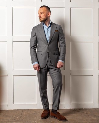 Wie grauen Anzug mit dunkelbrauner Wildleder Slipper zu kombinieren – 95 Herren Outfits: Vereinigen Sie einen grauen Anzug mit einem hellblauen Businesshemd für einen stilvollen, eleganten Look. Wenn Sie nicht durch und durch formal auftreten möchten, entscheiden Sie sich für dunkelbraunen Wildleder Slipper.