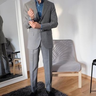 Schwarze Samt Slipper kombinieren – 228 Herren Outfits: Paaren Sie einen grauen Anzug mit einem blauen Chambray Businesshemd für eine klassischen und verfeinerte Silhouette. Bringen Sie die Dinge durcheinander, indem Sie schwarzen Samt Slipper mit diesem Outfit tragen.