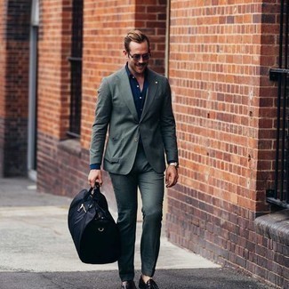 Dunkelblaue Segeltuch Reisetasche kombinieren – 28 Herren Outfits: Tragen Sie einen dunkelgrünen Anzug und eine dunkelblaue Segeltuch Reisetasche für ein großartiges Wochenend-Outfit. Machen Sie Ihr Outfit mit dunkelbraunen Leder Slippern eleganter.