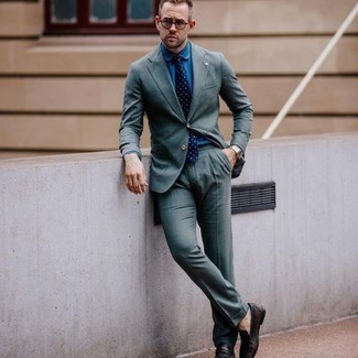 Wie dunkelgrünen Anzug mit dunkelbrauner Leder Slipper zu kombinieren – 41 Herren Outfits: Kombinieren Sie einen dunkelgrünen Anzug mit einem blauen Businesshemd, um vor Klasse und Perfektion zu strotzen. Wählen Sie die legere Option mit dunkelbraunen Leder Slippern.