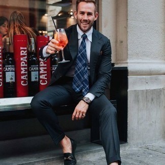 Dunkelblaue Krawatte mit Schottenmuster kombinieren – 79 Herren Outfits: Tragen Sie einen dunkelblauen Anzug und eine dunkelblaue Krawatte mit Schottenmuster für einen stilvollen, eleganten Look. Wenn Sie nicht durch und durch formal auftreten möchten, vervollständigen Sie Ihr Outfit mit schwarzen Leder Slippern.