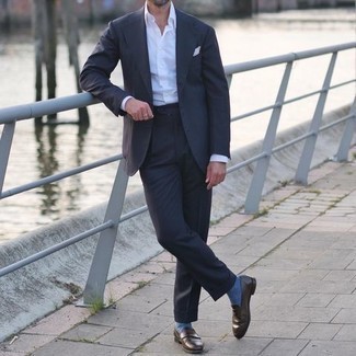 Blaue Socken kombinieren – 500+ Elegante Herren Outfits: Kombinieren Sie einen dunkelblauen Anzug mit blauen Socken, um mühelos alles zu meistern, was auch immer der Tag bringen mag. Putzen Sie Ihr Outfit mit dunkelbraunen Leder Slippern.