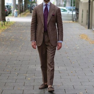 Lila Krawatte kombinieren – 367 Herren Outfits warm Wetter: Tragen Sie einen braunen Anzug und eine lila Krawatte für einen stilvollen, eleganten Look. Fühlen Sie sich mutig? Vervollständigen Sie Ihr Outfit mit braunen Wildleder Slippern.