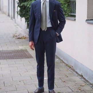 30 Jährige: Hellbeige Krawatte kombinieren – 293 Herren Outfits: Kombinieren Sie einen dunkelblauen Anzug mit einer hellbeige Krawatte, um vor Klasse und Perfektion zu strotzen. Bringen Sie die Dinge durcheinander, indem Sie dunkelbraunen Leder Slipper mit diesem Outfit tragen.