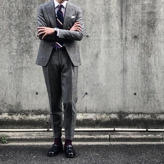 Violette horizontal gestreifte Krawatte kombinieren – 48 Herren Outfits: Machen Sie sich mit einem grauen Anzug mit Schottenmuster und einer violetten horizontal gestreiften Krawatte einen verfeinerten, eleganten Stil zu Nutze. Schwarze Leder Slipper leihen Originalität zu einem klassischen Look.