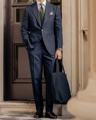 Dunkelgrüne bedruckte Krawatte kombinieren – 199 Herren Outfits: Entscheiden Sie sich für einen dunkelblauen vertikal gestreiften Anzug und eine dunkelgrüne bedruckte Krawatte, um vor Klasse und Perfektion zu strotzen. Fühlen Sie sich ideenreich? Entscheiden Sie sich für dunkelbraunen Leder Slipper.