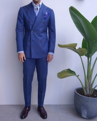 Blauen Anzug kombinieren – 500+ Elegante Herren Outfits: Kombinieren Sie einen blauen Anzug mit einem weißen und blauen vertikal gestreiften Businesshemd für einen stilvollen, eleganten Look. Dunkelrote Leder Slipper sind eine großartige Wahl, um dieses Outfit zu vervollständigen.