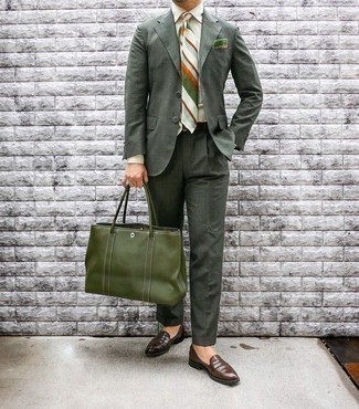 Olivgrüne Shopper Tasche aus Leder kombinieren – 22 Herren Outfits: Kombinieren Sie einen dunkelgrünen Anzug mit einer olivgrünen Shopper Tasche aus Leder, um einen lockeren, aber dennoch stylischen Look zu erhalten. Fühlen Sie sich mutig? Vervollständigen Sie Ihr Outfit mit braunen Leder Slippern.