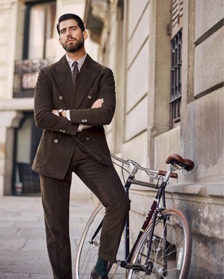 Braune bedruckte Krawatte kombinieren – 274 Herren Outfits: Kombinieren Sie einen dunkelbraunen Anzug mit einer braunen bedruckten Krawatte, um vor Klasse und Perfektion zu strotzen. Fühlen Sie sich mutig? Ergänzen Sie Ihr Outfit mit dunkelbraunen Leder Slippern.