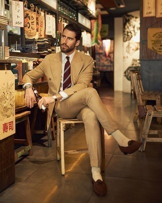 Hellbeige Socken kombinieren – 439 Herren Outfits: Erwägen Sie das Tragen von einem beige Anzug und hellbeige Socken, um mühelos alles zu meistern, was auch immer der Tag bringen mag. Fühlen Sie sich ideenreich? Ergänzen Sie Ihr Outfit mit braunen Wildleder Slippern.