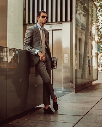 Hellbeige Krawatte kombinieren – 387 Herren Outfits: Kombinieren Sie einen dunkelbraunen Anzug mit einer hellbeige Krawatte für eine klassischen und verfeinerte Silhouette. Fühlen Sie sich ideenreich? Vervollständigen Sie Ihr Outfit mit dunkelbraunen Leder Slippern.
