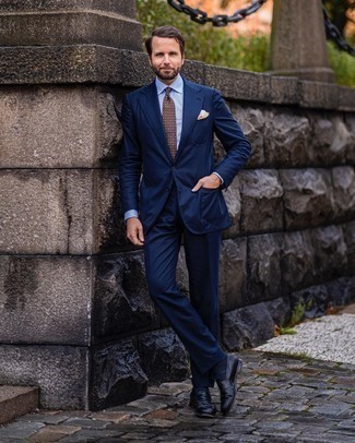 40 Jährige: Dunkelbraune gepunktete Krawatte kombinieren – 8 Elegante Herren Outfits: Kombinieren Sie einen dunkelblauen Anzug mit einer dunkelbraunen gepunkteten Krawatte für einen stilvollen, eleganten Look. Fühlen Sie sich ideenreich? Ergänzen Sie Ihr Outfit mit schwarzen Leder Slippern.