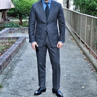 Dunkelblaues Chambray Businesshemd kombinieren – 437 Herren Outfits: Kombinieren Sie ein dunkelblaues Chambray Businesshemd mit einem dunkelblauen vertikal gestreiften Anzug für einen stilvollen, eleganten Look. Schwarze Leder Slipper sind eine perfekte Wahl, um dieses Outfit zu vervollständigen.
